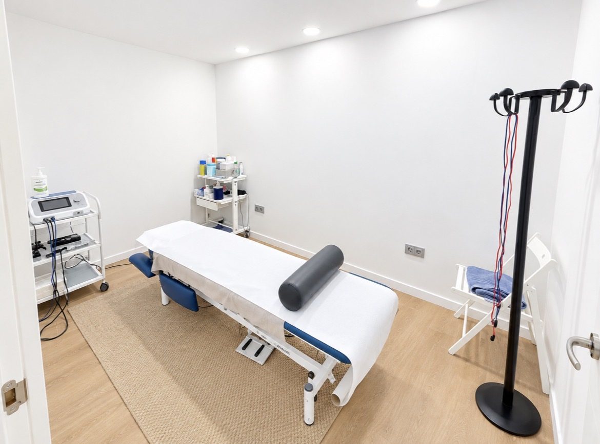 Sala de tratamiento de Fisioterapia Pueblo López con camilla y equipo de electroterapia