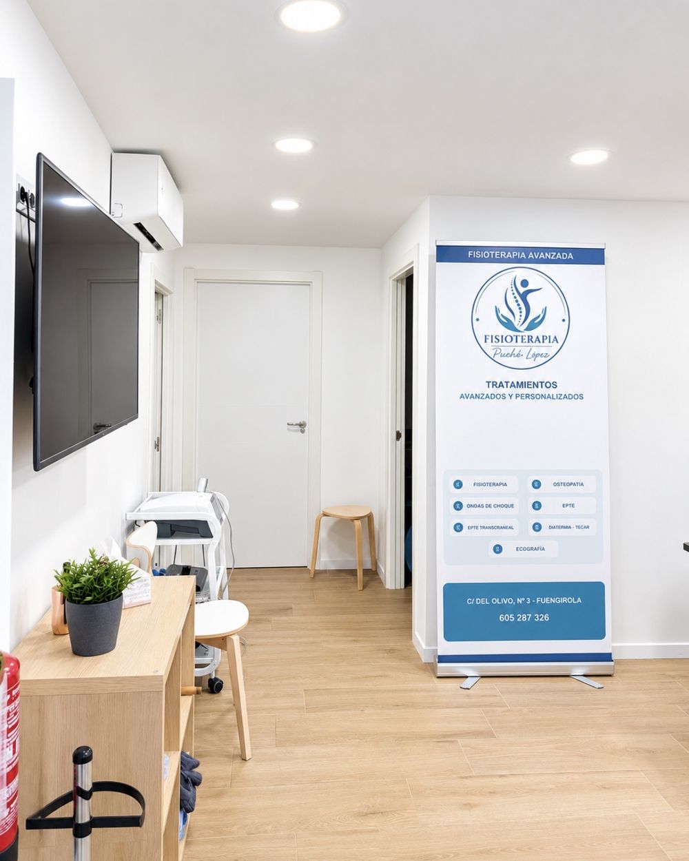 Recepción de Fisioterapia Pueblo López con el cartel de tratamientos de la clínica